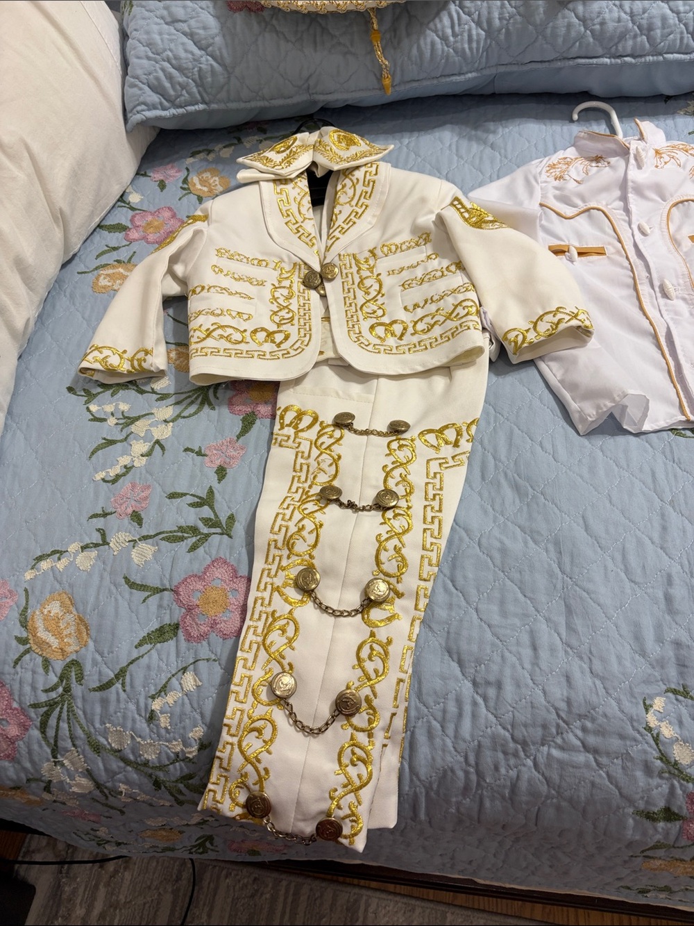 Charro Boy 8 Pc Size 2
Cream/Gold Hat BowTie Jacket Vest Shirt Pants Boots Belt - Picture 3 of 12